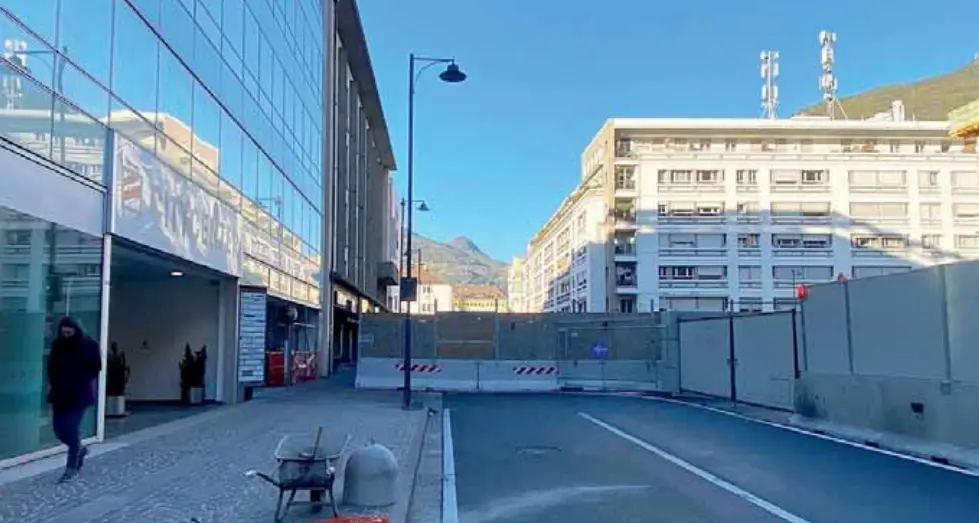 Paura e rabbia in Via Alto Adige: «Qui di notte è terra di nessuno»