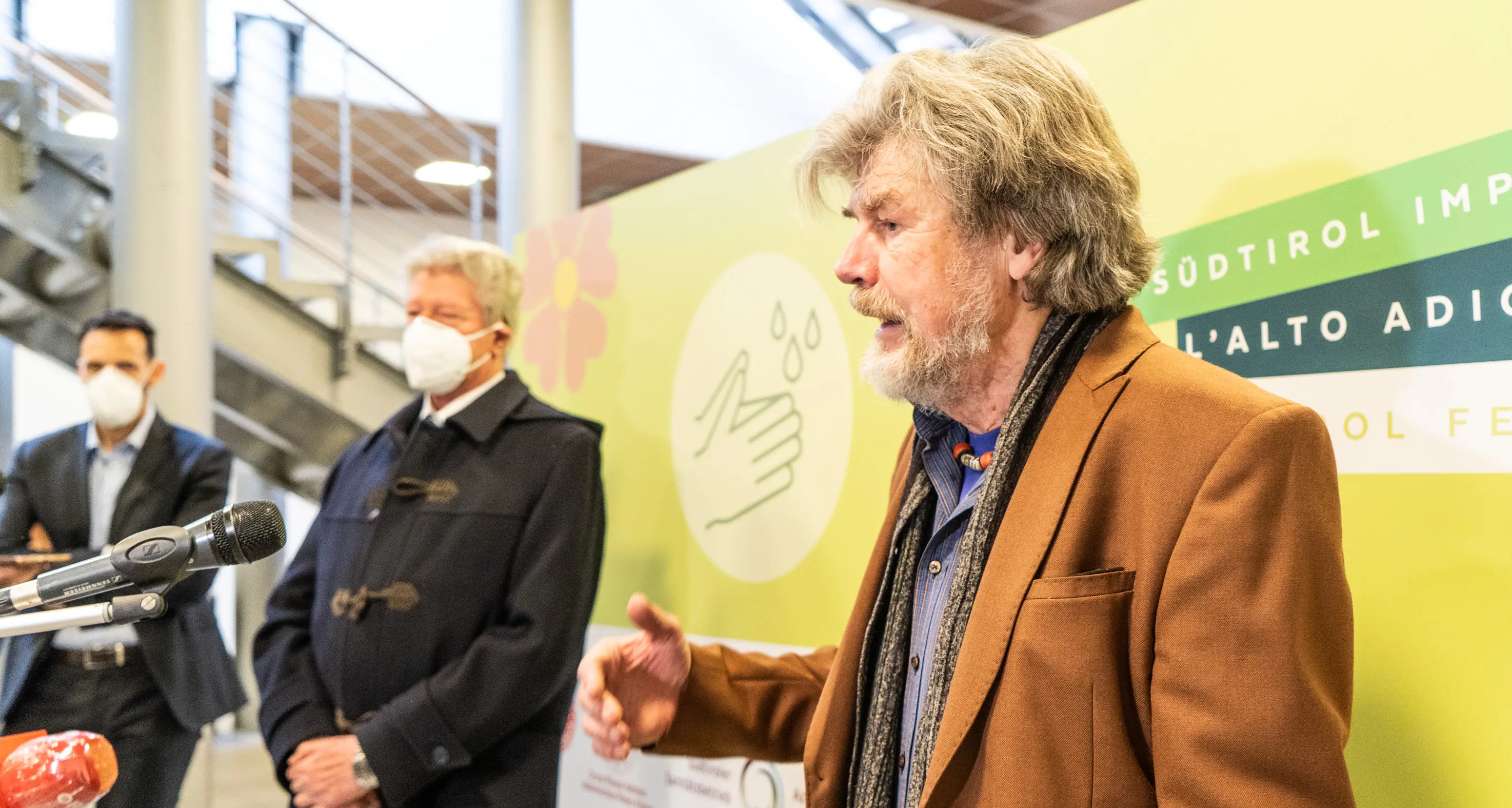 Messner e Caramaschi si vaccinano con AstraZeneca: “Ne usciamo solo se restiamo uniti”