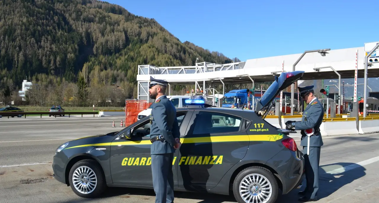 Bolzano, mostra ai finanzieri il Green pass di un’altra persona per sedersi al tavolo di un bar: denunciato e multato