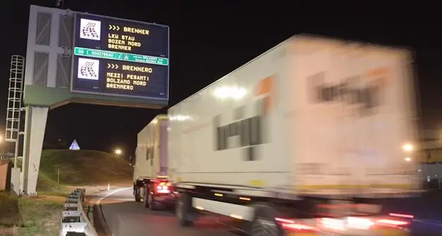 La Camera di Commercio: «Abolire il divieto notturno per i tir in Tirolo. Rischio collasso del traffico»