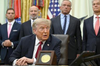 Trump, 'se l'Iran risponde ai raid ci sarà una nuova offensiva'