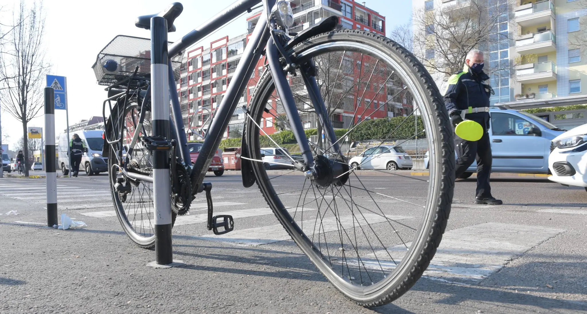 Bolzano, bici urtata da un’auto sulla ciclabile in via Resia
