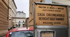 La denuncia dell’Uspp: «Due agenti feriti con uno sgabello in carcere a Bolzano»