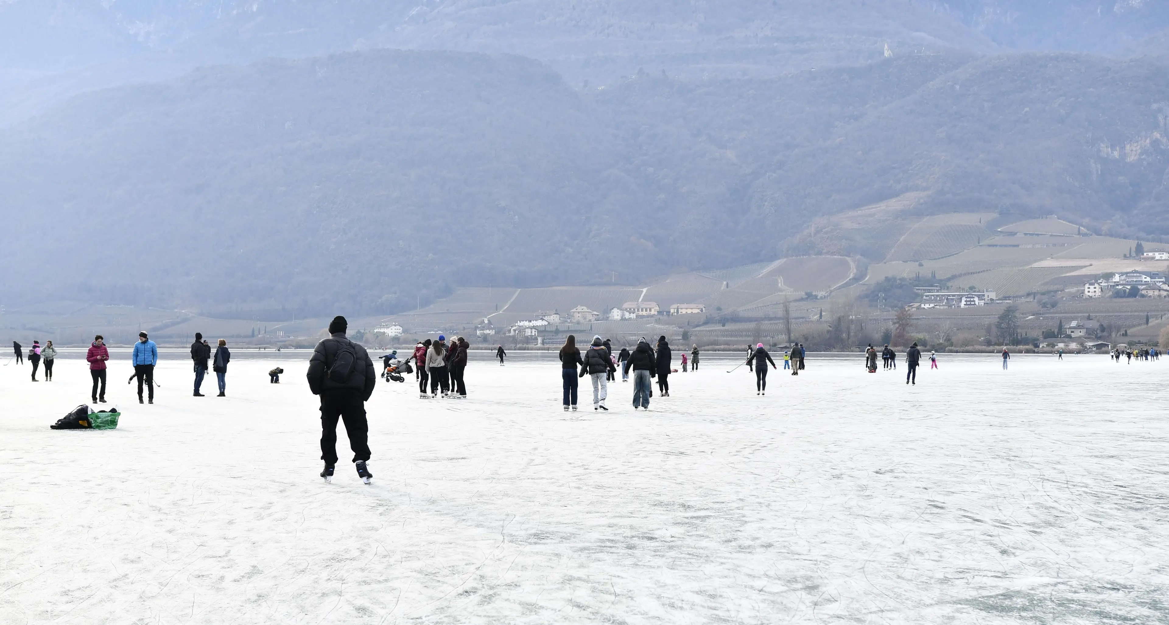 Pattinaggio sui laghi ghiacciati: nessun divieto, ma massima cautela