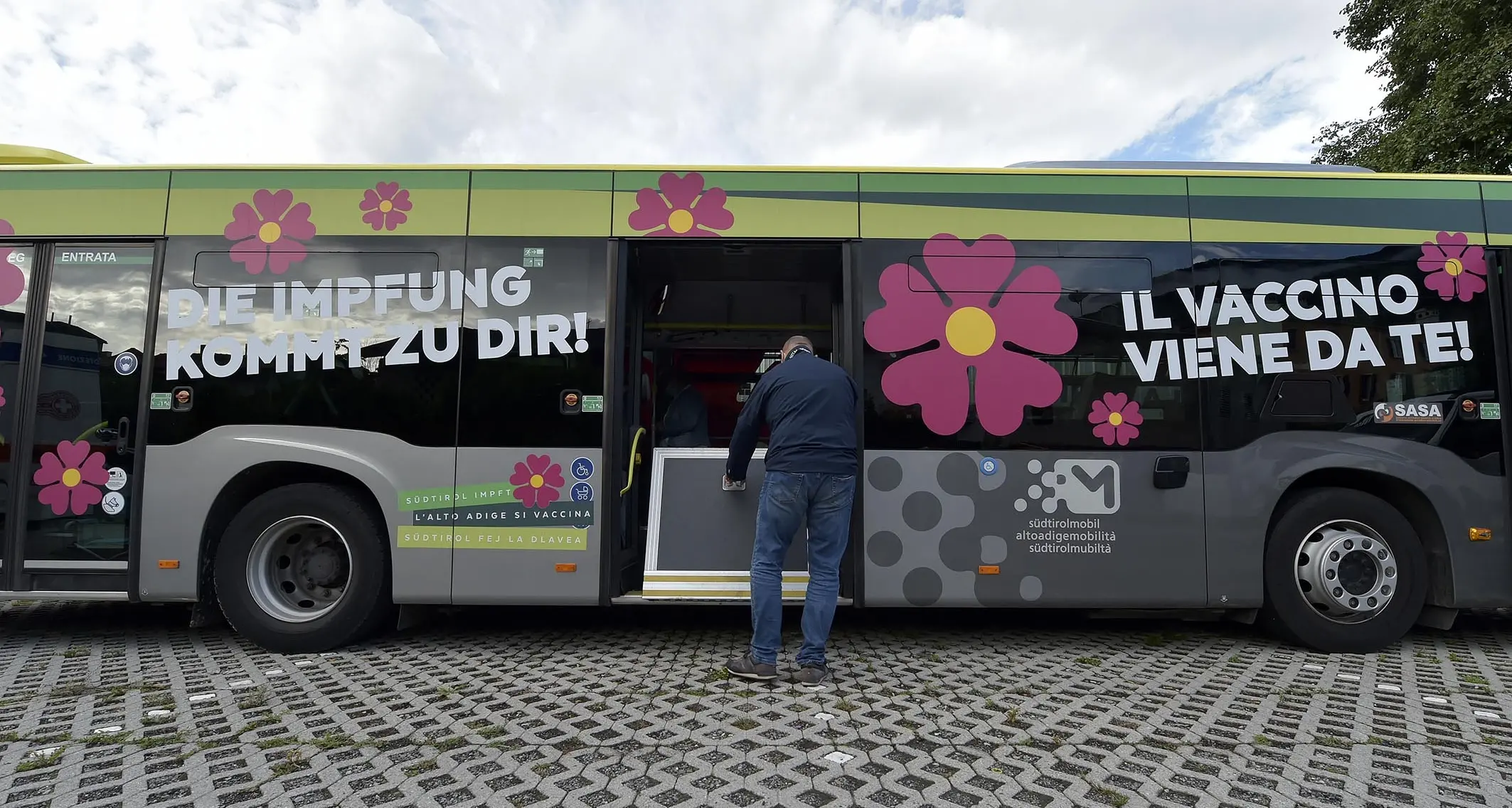 Il Vaxbus fa tappa alla Mila: in regalo un buono acquisto