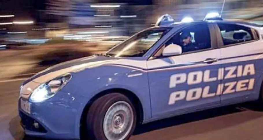 Accoltellato alla schiena nel centro di Bolzano, soccorso al bar