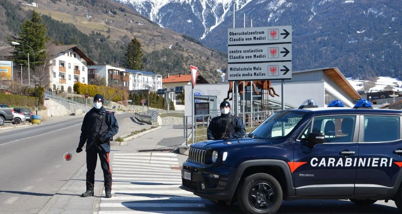 Venosta, fa il pieno di carburante e scappa: individuato e denunciato dai carabinieri