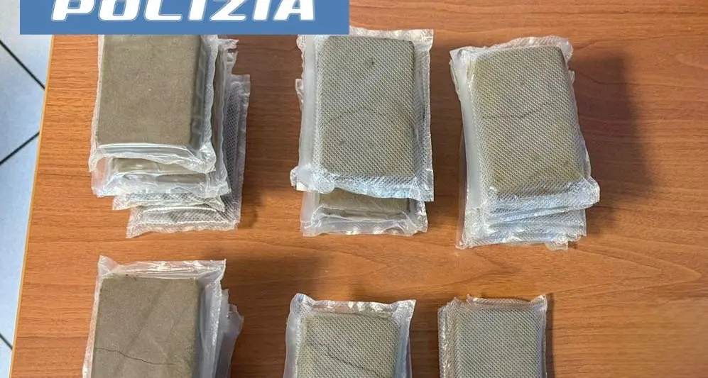Bolzano, maxi-sequestro della polizia: 2,5 chili di hashish in uno zaino abbandonato