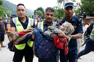 Sale a 95 morti il bilancio dell'alluvione in Nepal