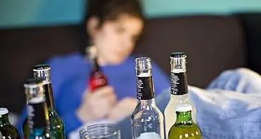 «Alcol, farmaci e gioco d'azzardo: preoccupante aumento di giovani pazienti in Alto Adige»