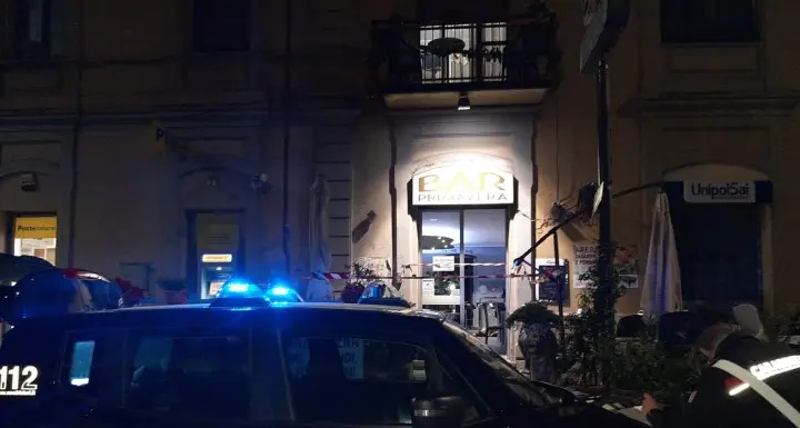 Uccide una ragazza e ne ferisce altre due: arrestato un uomo