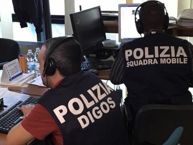 Giovani programmavano saccheggio negozi, blitz a Bari