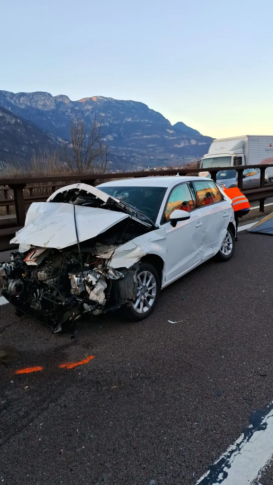 Tamponamento auto-tir sull’A22, due feriti a Cortina