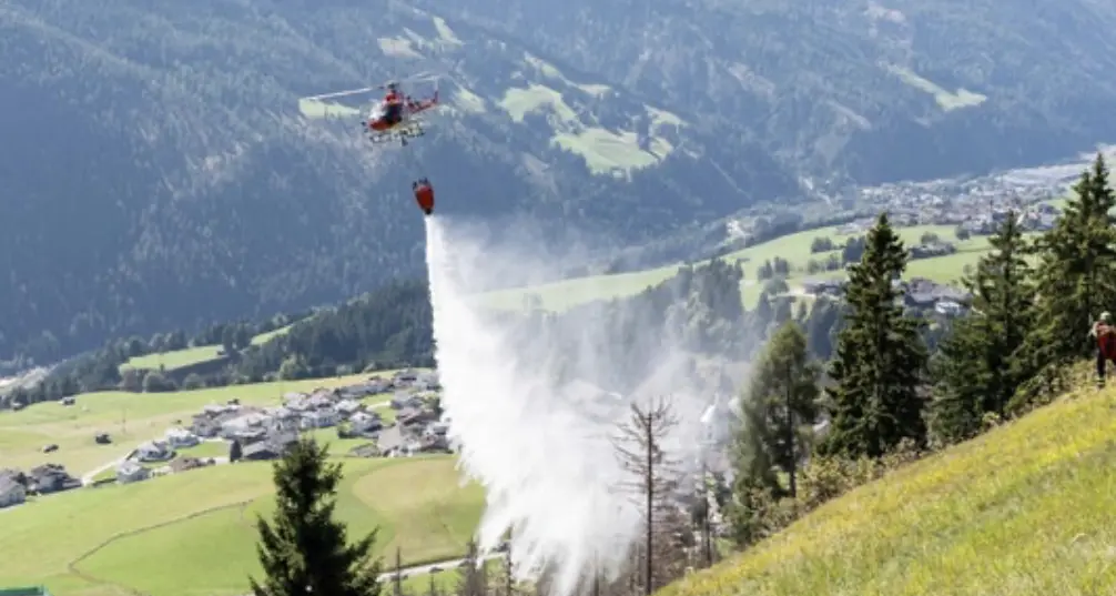 Esercitazione transfrontaliera antincendio Euregio con elicotteri