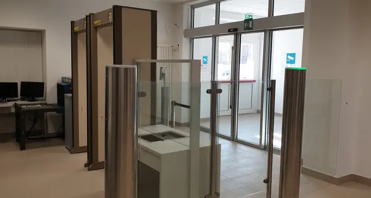 Tribunale di Bolzano, nuovo sistema di accesso: con macchina ai raggi X