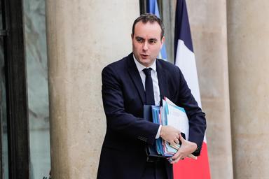 Caos in Francia, premier Lecornu ordina l'attuazione di 'diversi coprifuoco'
