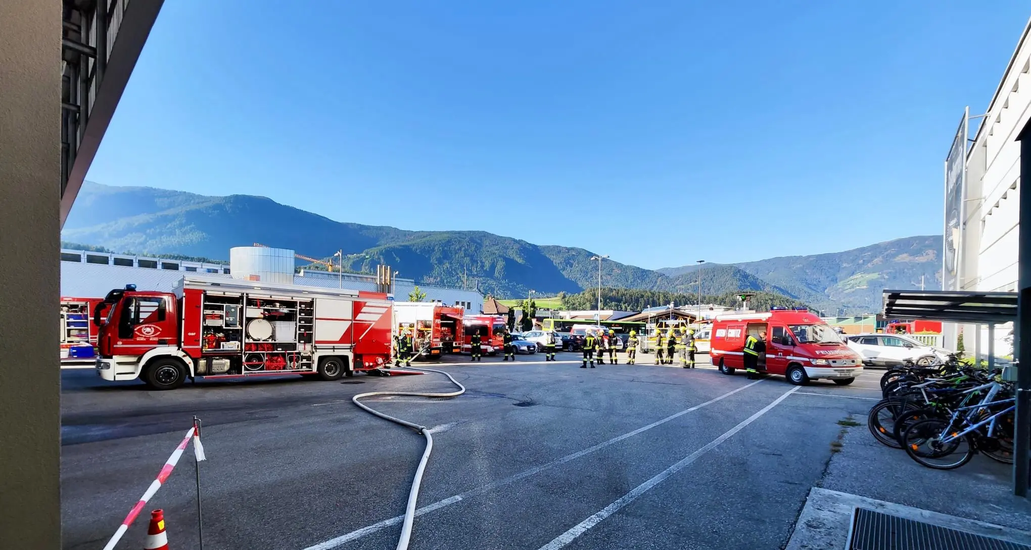 Brunico, il camion perde idrossido di sodio: una persona al pronto soccorso