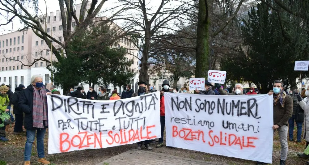 Bolzano in piazza per i senzatetto