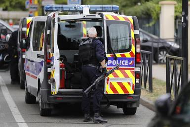 Attacco in Francia, la procura antiterrorismo indaga sull'aggravante razziale