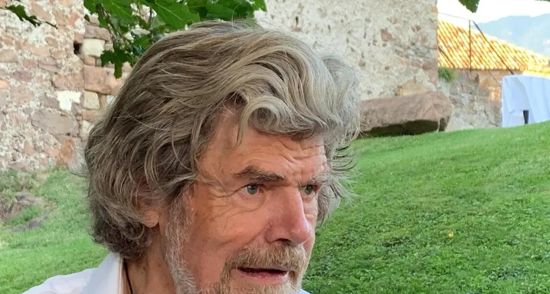 Messner, la critica agli influencer: “Portano a una banalizzazione della montagna, troppi inesperti sulle vette”