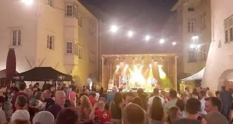 Cori razzisti alla Laubenfest, in Bassa no a \"L'amour toujour\"