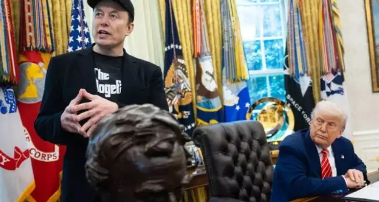 Musk-Trump, volano le accuse. Il miliardario lancia un sondaggio su X: «E’ il momento di fondare un nuovo partito?»