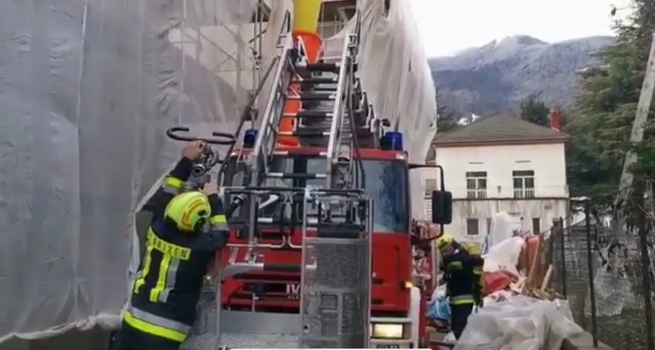 Fiamme sul tetto di un condominio in ristrutturazione a Bressanone, i vigili del fuoco hanno evitato il peggio