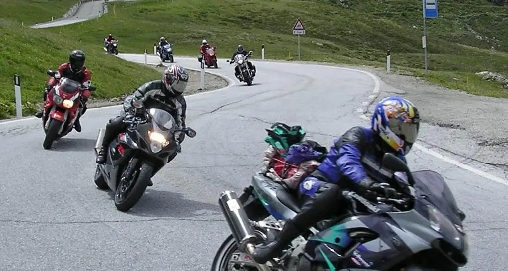 Passi, in arrivo 12 varchi elettronici e 24 telecamere: l’allarme dei motociclisti