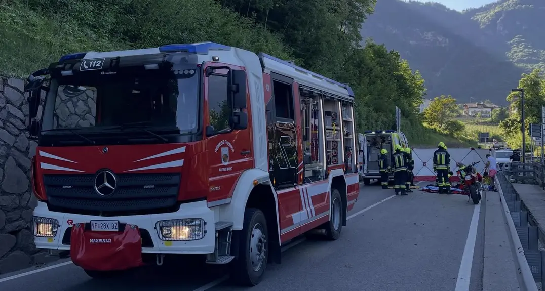 Caldaro, scontro tra auto e moto: un ragazzo di 19 anni portato in elicottero all’ospedale di Bolzano
