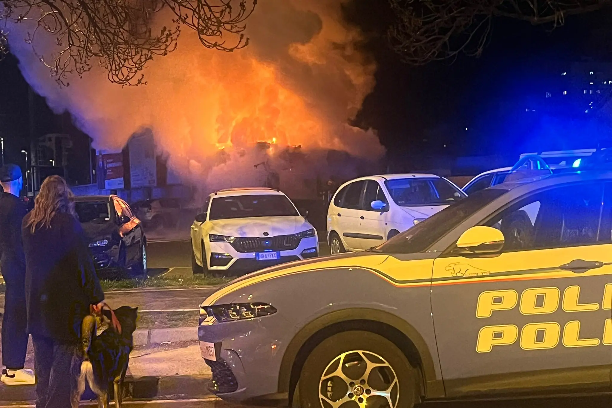 Esplode il chiosco all'incrocio di via Druso e via Resia: distrutto dalle fiamme