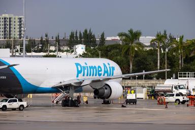 Aereo Amazon fuori pista a Miami, 'cinque morti e vari feriti'
