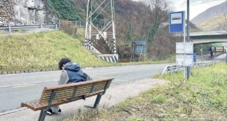 Meno bus, la rivolta di Rencio e Cardano. Gli abitanti: «Tagliati fuori. Ora conviene l'auto»