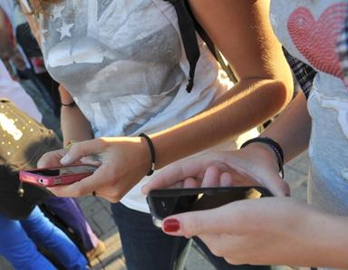 Pediatri, 'in ambulatorio tanti minori dipendenti da social, bene Meloni su stop a under 14'