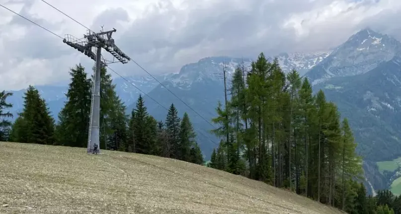 Le associazioni alpine e ambientaliste: «Ripensiamo il futuro dello sci»