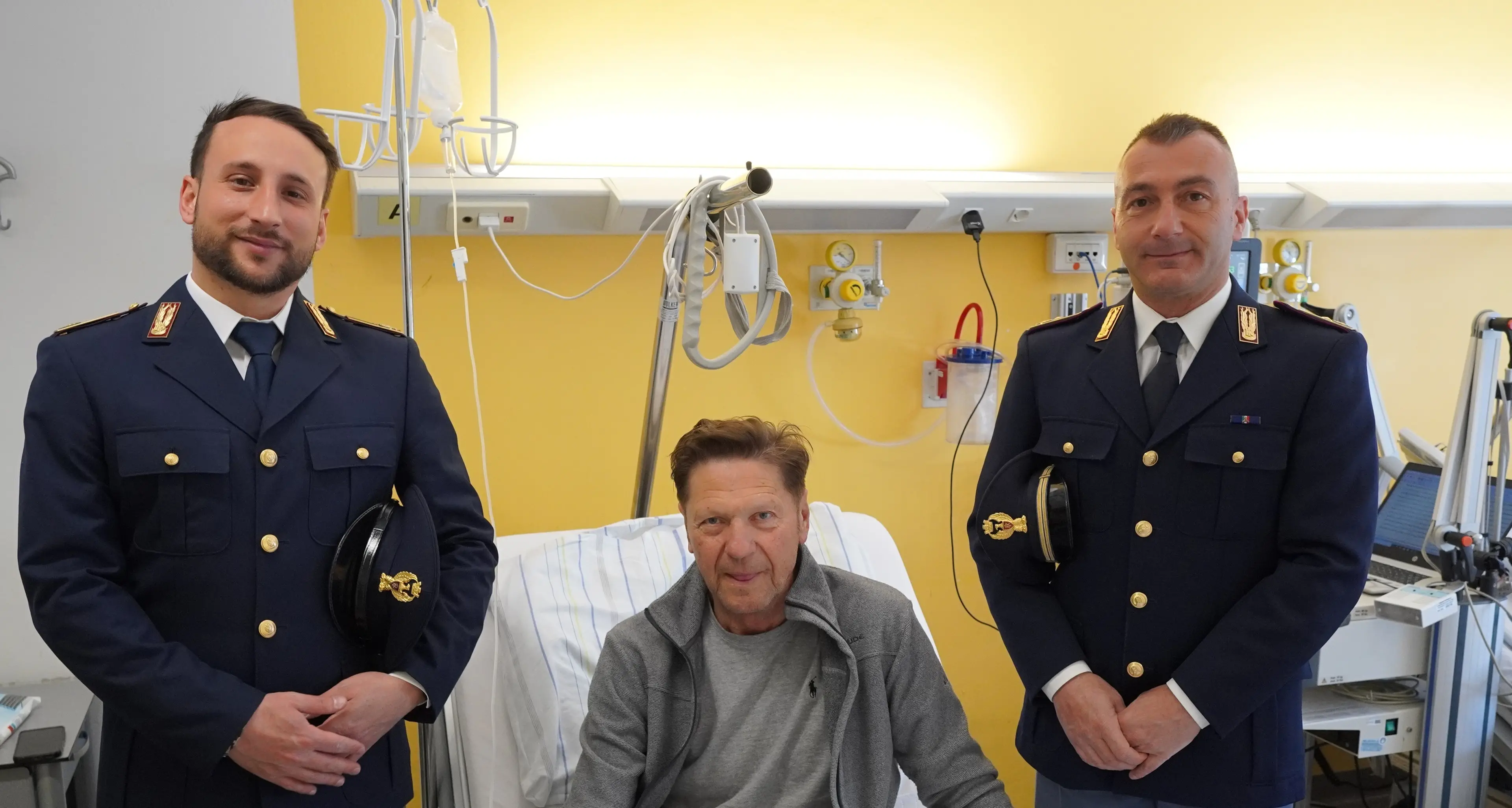 Eroi in divisa: 2 poliziotti di Bolzano salvano la vita ad un ciclista tedesco