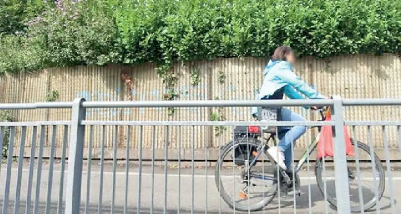 Bolzano, allarme di ciclisti e pedoni: Via Volta, rischio amianto