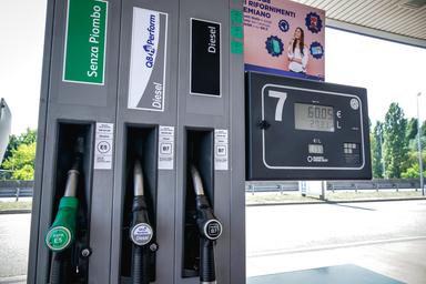 Mimit, il prezzo dei carburanti è stabile, gasolio a 2,076 euro al litro