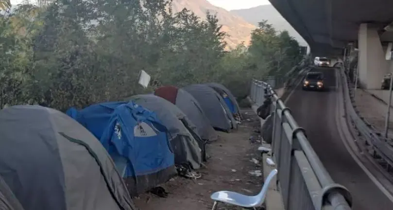 Sgomberate le tende dei senzatetto lungo l'Isarco a Bolzano