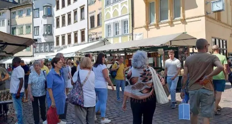 Bolzano sempre più vecchia. «Case al posto delle scuole»