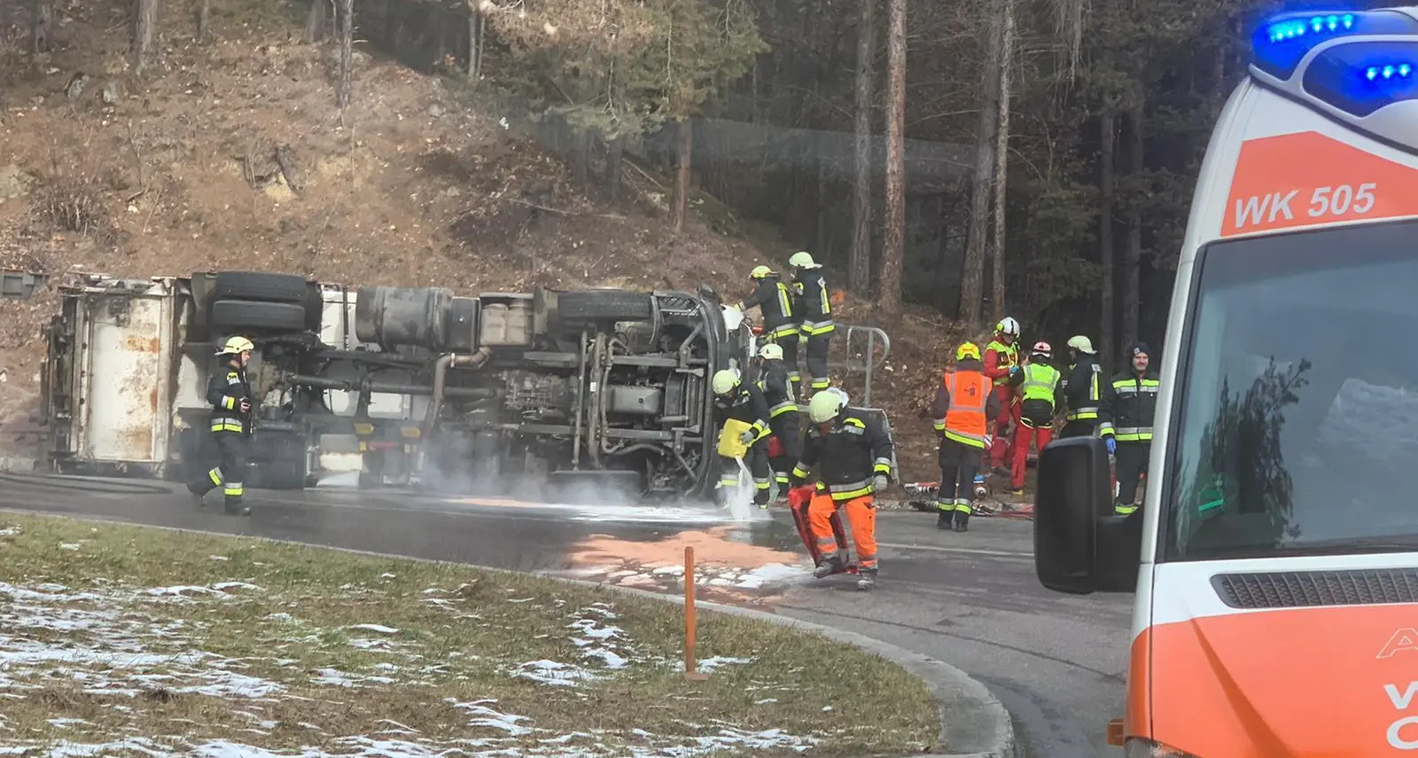 Camion della nettezza urbana si ribalta su un tornante: grave l’autista incastrato in cabina