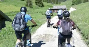 E-bike e bici sui sentieri, i divieti non esistono: «Rischi enormi per i chi va a piedi»