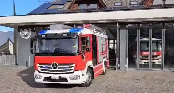 Bressanone, i vigili liberano bimbo bloccato in macchina, lui gli dona un orsacchiotto – pompiere