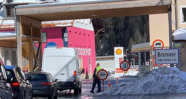 Blocchi ai tir, Kompatscher stoppa Salvini: «No alla procedura d’infrazione per l’Austria, serve collaborazione»