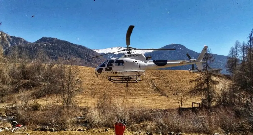 Giornata di incendi: fiamme nei boschi sopra Burgusio, interviene l’elicottero