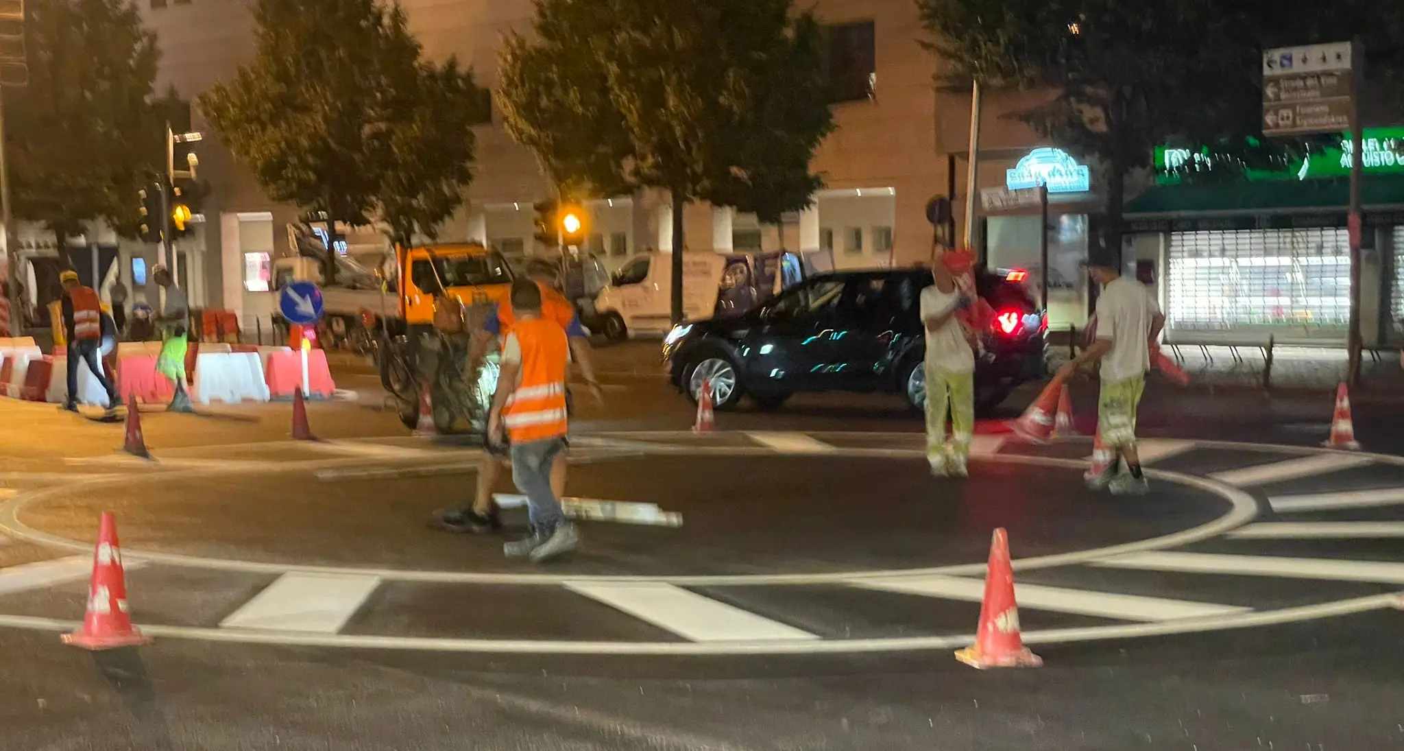 Piazza Verdi, nella serata di lunedì 4 agosto operai al lavoro per “disegnare” la rotatoria