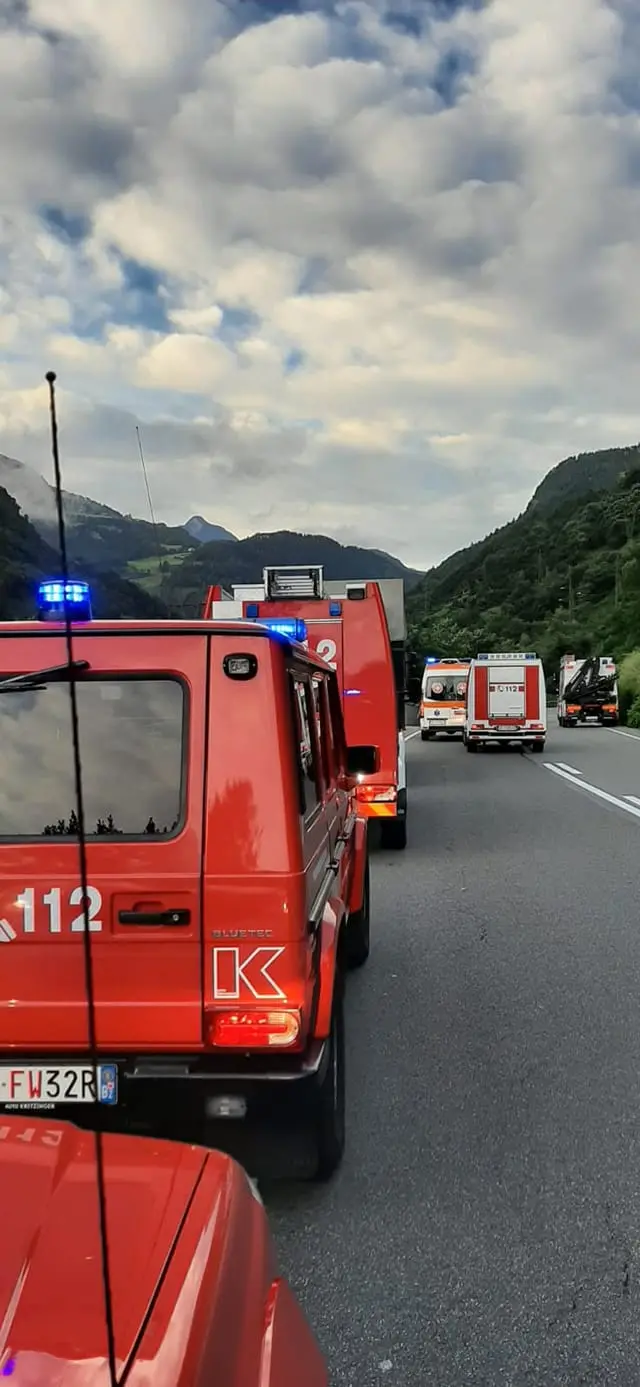 Colma, l’auto precipita per 8 metri: grave una donna