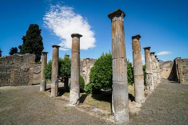 Abusi su un turista minorenne, arrestato custode degli Scavi di Pompei