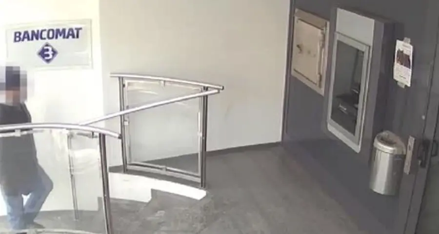 Preferisce il carcere alla strada: rapina una banca e poi consegna il bottino