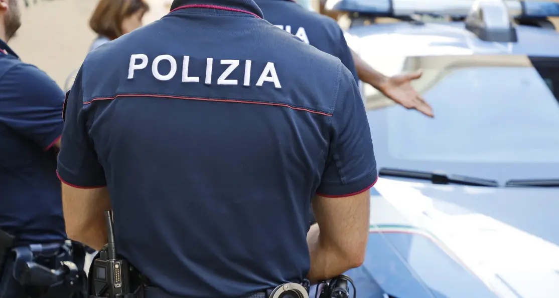 Ruba da un camion delle consegne e aggredisce il corriere: arrestato a Bolzano