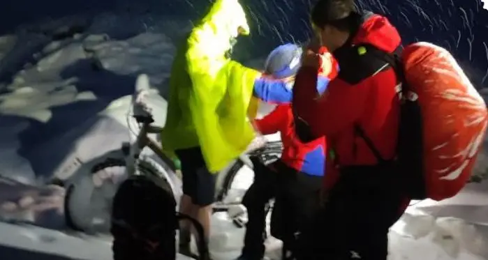 Ciclista in pantaloncini bloccato nella neve al Passo Vizze: salvato nella notte